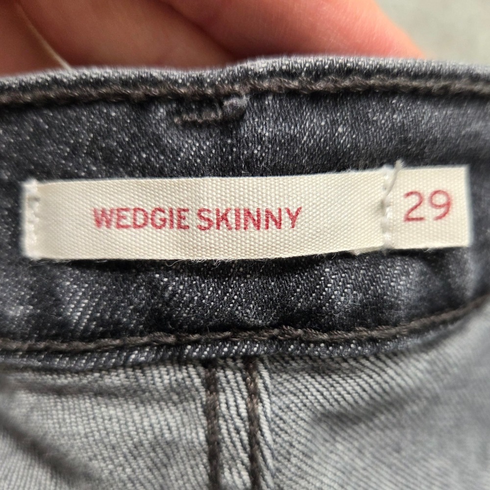 Levi's‎ Wedgie Skinny Jeans Distressed Hem Black Wash Denim Women's Size 29 - Picture 3 of 8